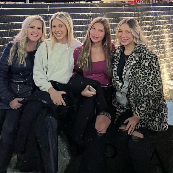 Meet your Posher, Leann - Picture 1 of 2